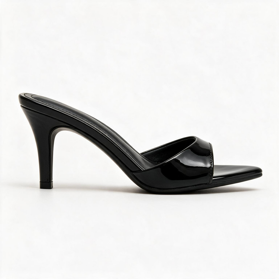 Tamanco Luna 7cm PRLS em verniz preto, salto baixo de 7 cm para trabalho