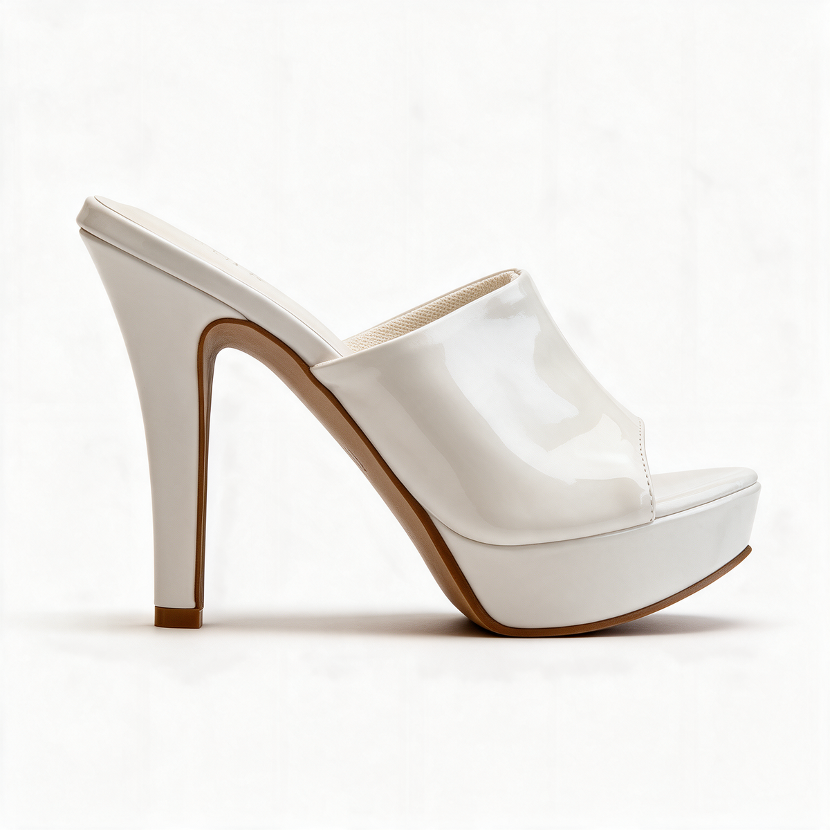 Meia Pata Vênus em verniz off white, salto alto com plataforma frontal