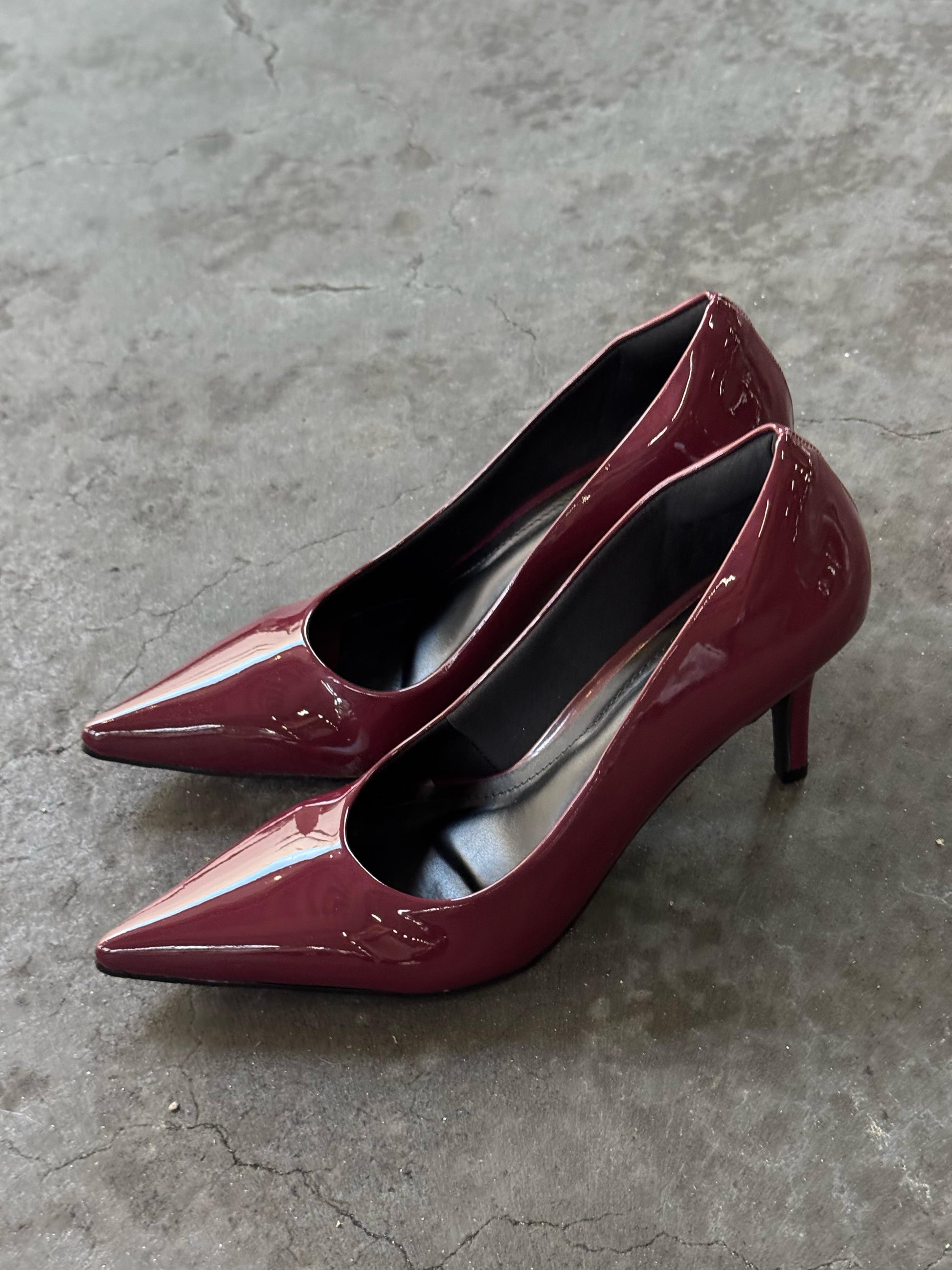 Scarpin Bella PRLS amêndoa verniz
