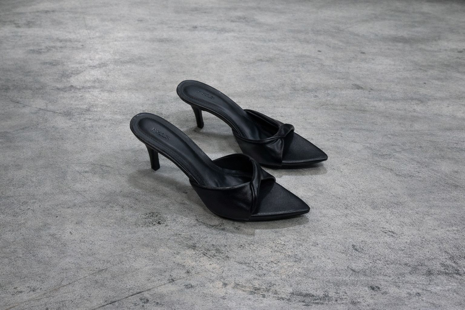 Tamanco Olívia Bico Folha 7cm PRLS preto metalizado